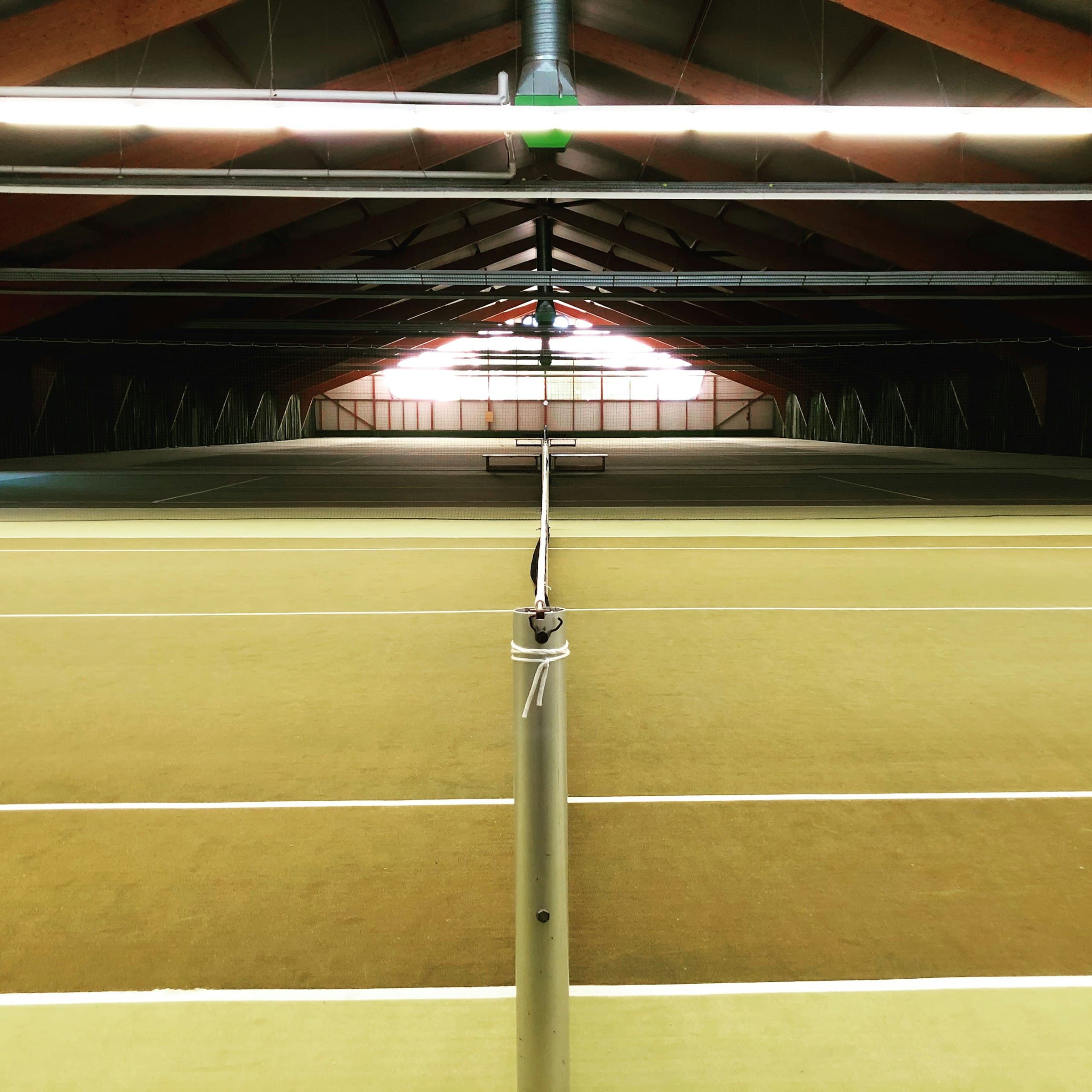 Leerer Tennisplatz in einer Halle
